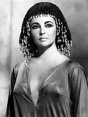 Liz Taylor in Cleopatra con le parrucche Rocchetti