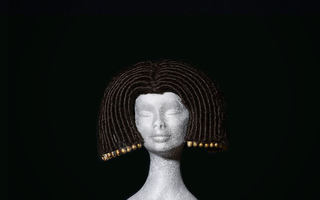 Parrucca Cleopatra con decorazioni in ottone