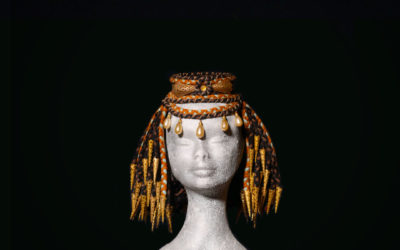Parrucca con decori in ottone e perle