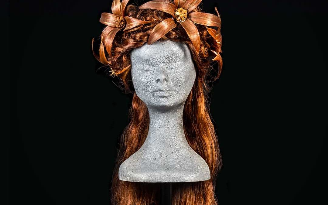 Parrucca con decorazione floreale