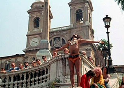 Scena del film Roma di Fellini con parrucche Rocchetti