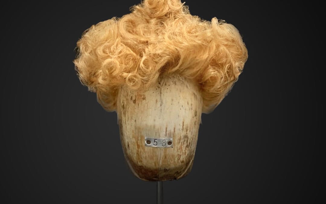 Parrucca bionda con chignon