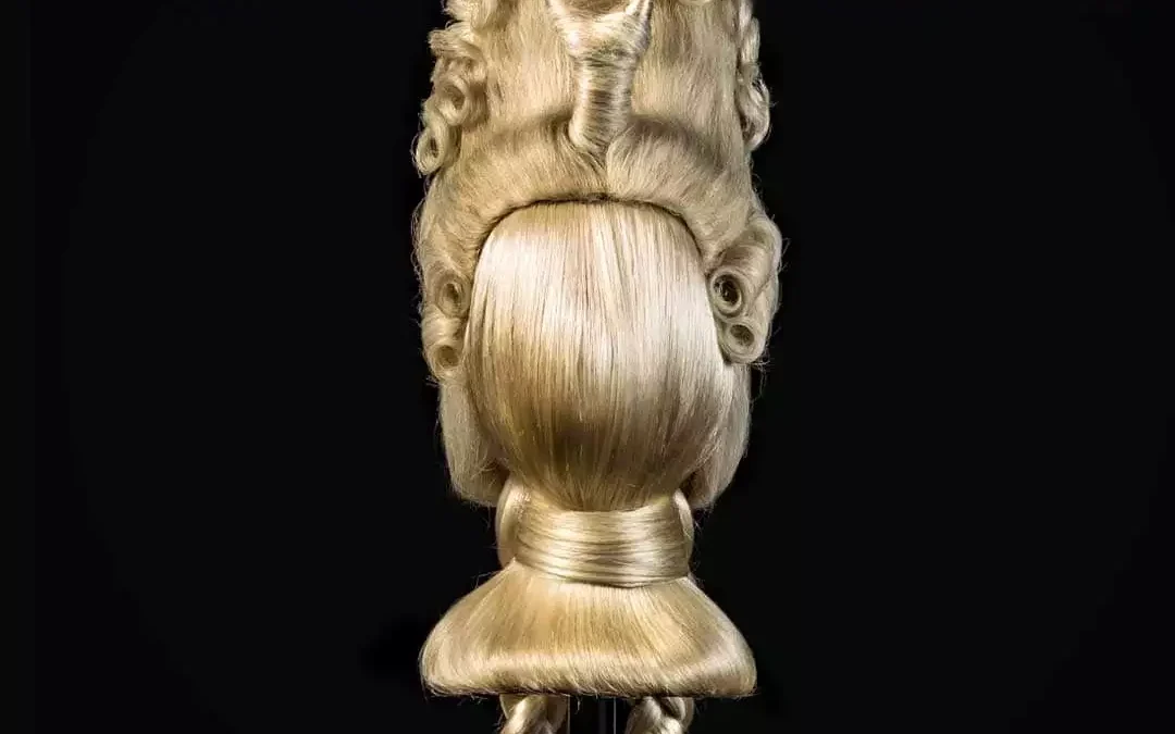 Parrucca con trecce disegnata da Delfina Deletrezz Fendi