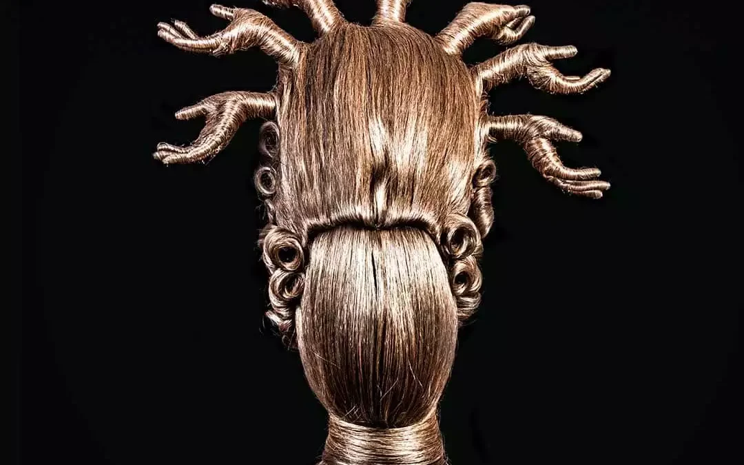 Parrucca con mani disegnata da Delfina Delettrez Fendi